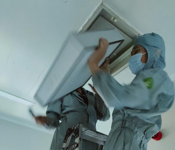 中央空调清洗消毒作业进行中，亚欣用专业为您服务！